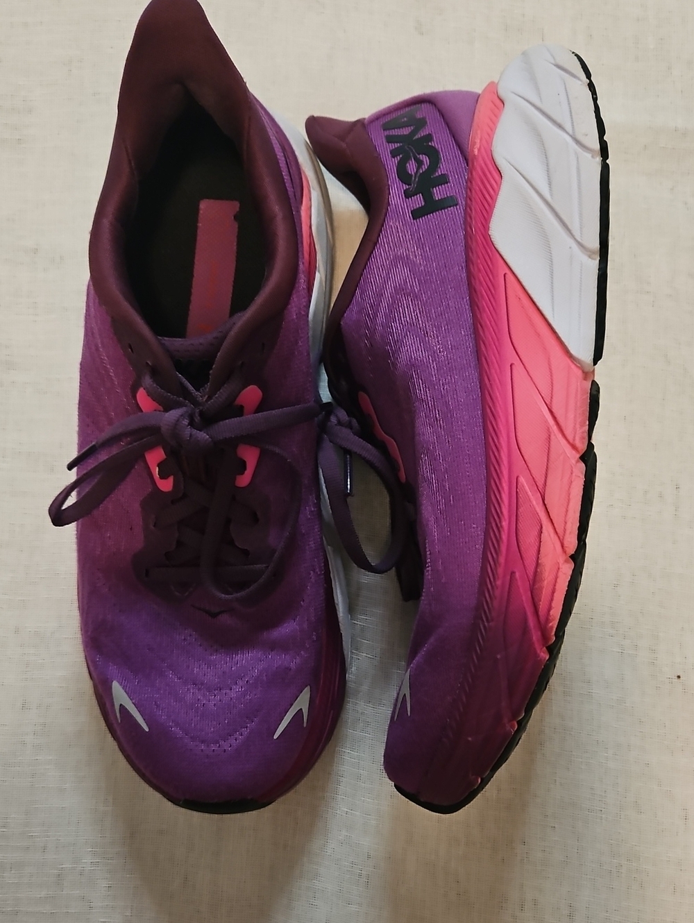 Hoka Women's Plum and Pink ARAHI 6 Running Sneakers